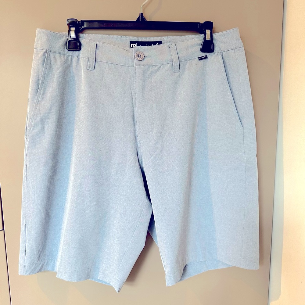 Travis Mathew Men’s flat front golf short size 32, baby blue, two front pockets